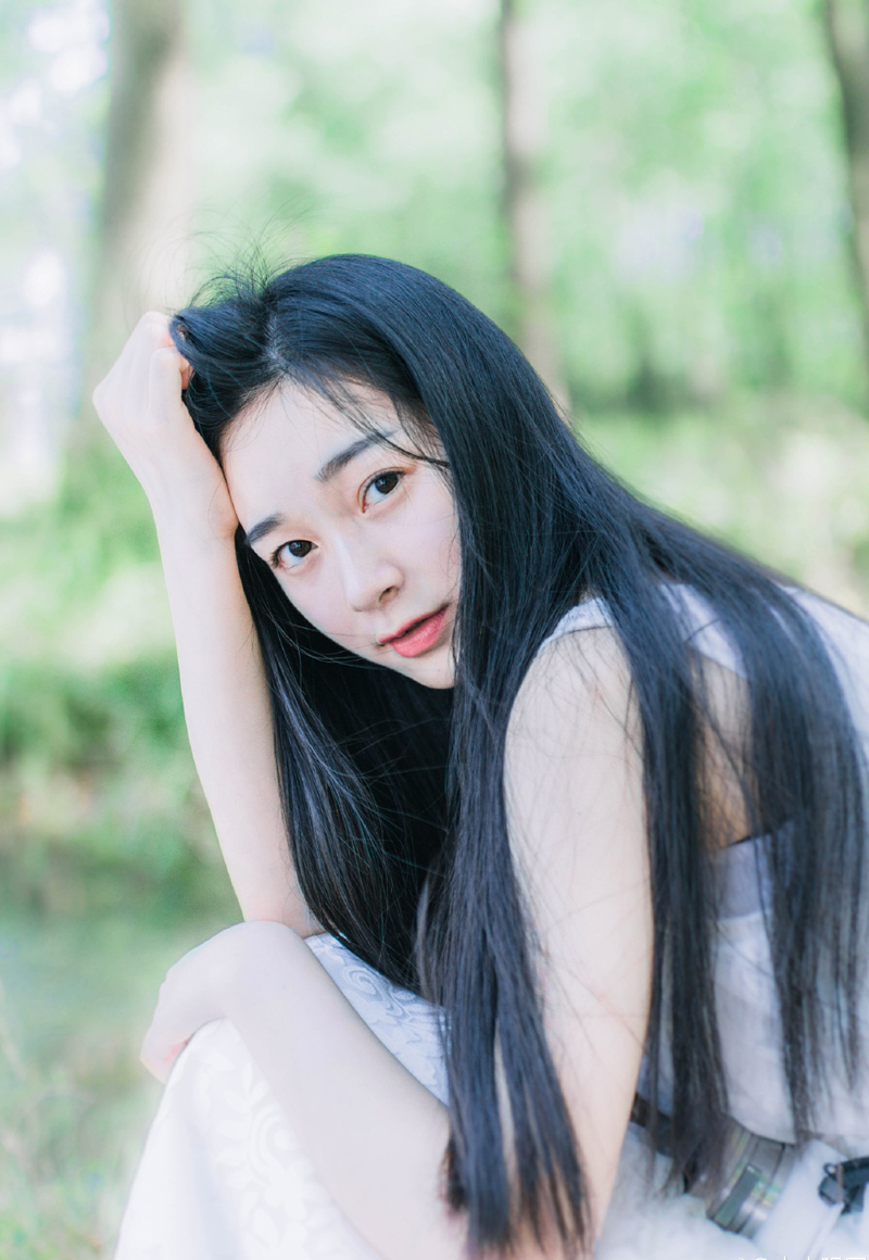 在人群中偷看你的笑脸，恍惚间仿佛回到从前。会不会有一天我们再一次地偶然相遇，一见钟情，然后彼此相恋?
